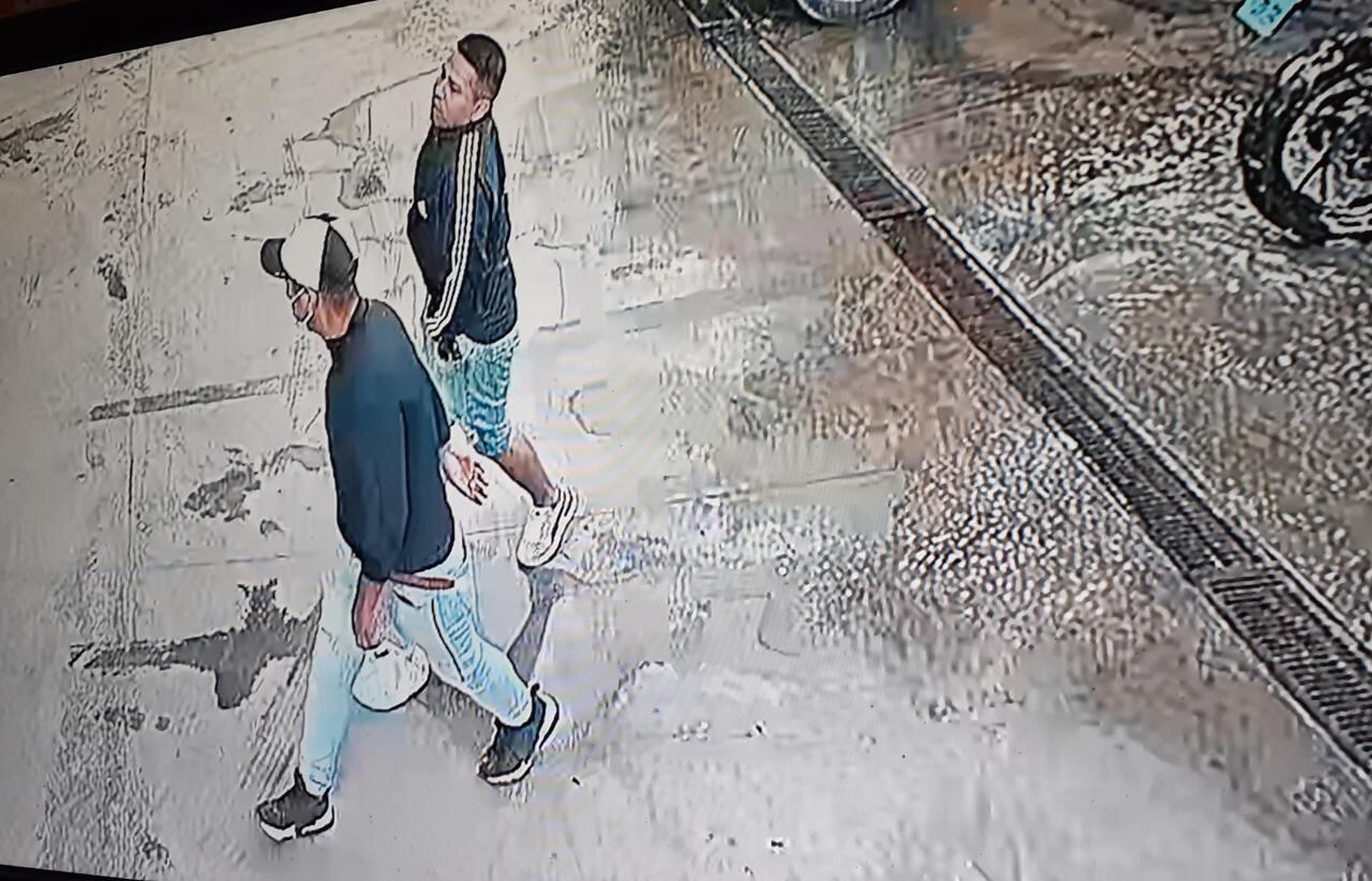 Delincuentes armados irrumpieron en un car wash, en San Juan de Lurigancho, encañonaron y asaltaron a unas 15 personas, entre clientes y empleados. (Fotos: Mónica Rochabrum/Trome)