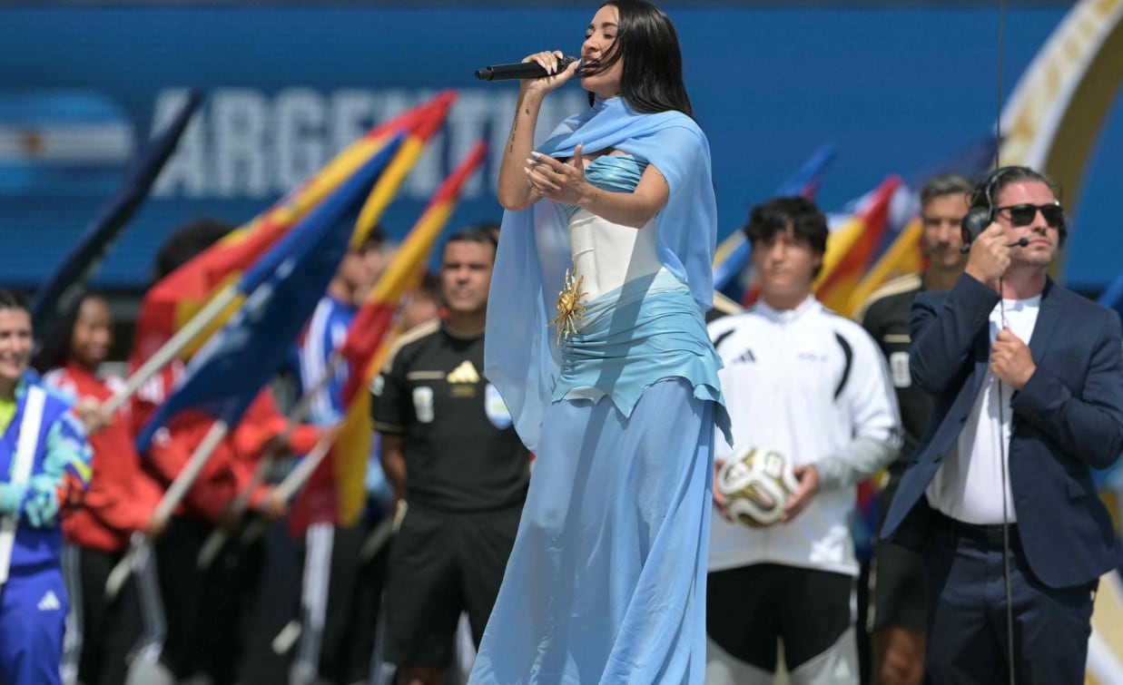 María Becerra cantó el himno de Argentina. Foto: AFP.