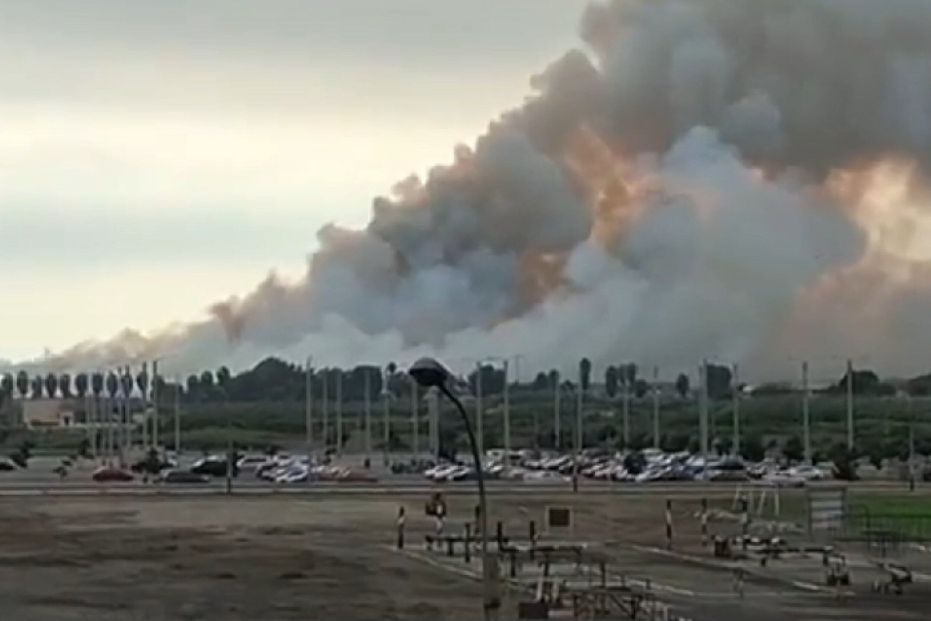 Bomberos combaten incendio forestal en terrenos de la Base Naval del Callao. Foto: Bomberos del Perú.