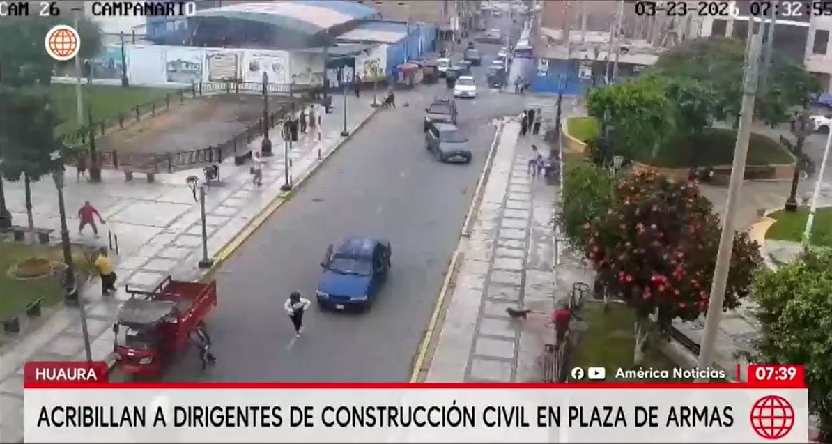 Policías se encontraban en auto azul detrás de sicarios y presenciaron crimen sin intervenir. Foto: América noticias