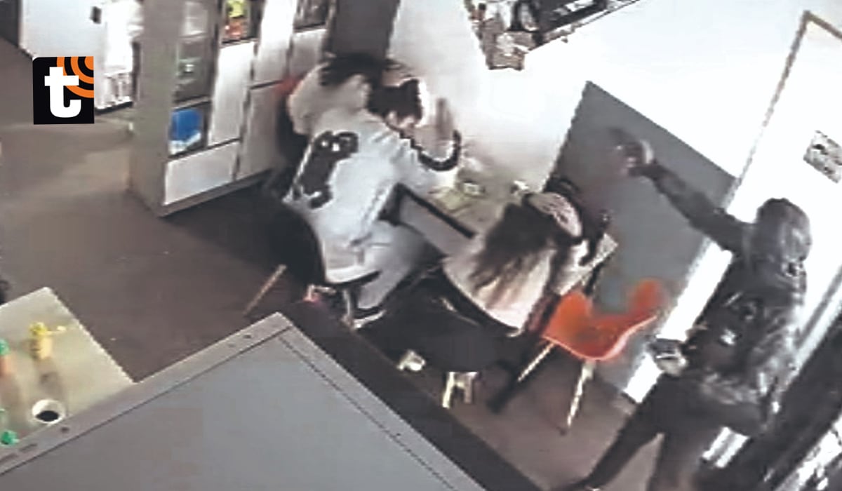 Con gran violencia asaltaban a mano armada a restaurantes y otros negocios.