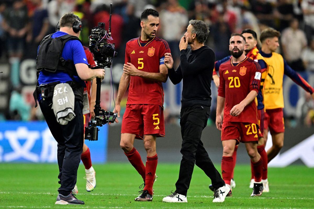 Sergio junto a Luis Enrique luego de quedar eliminados a manos de Japón en el Mundial Qatar 2022 (Foto: AFP)