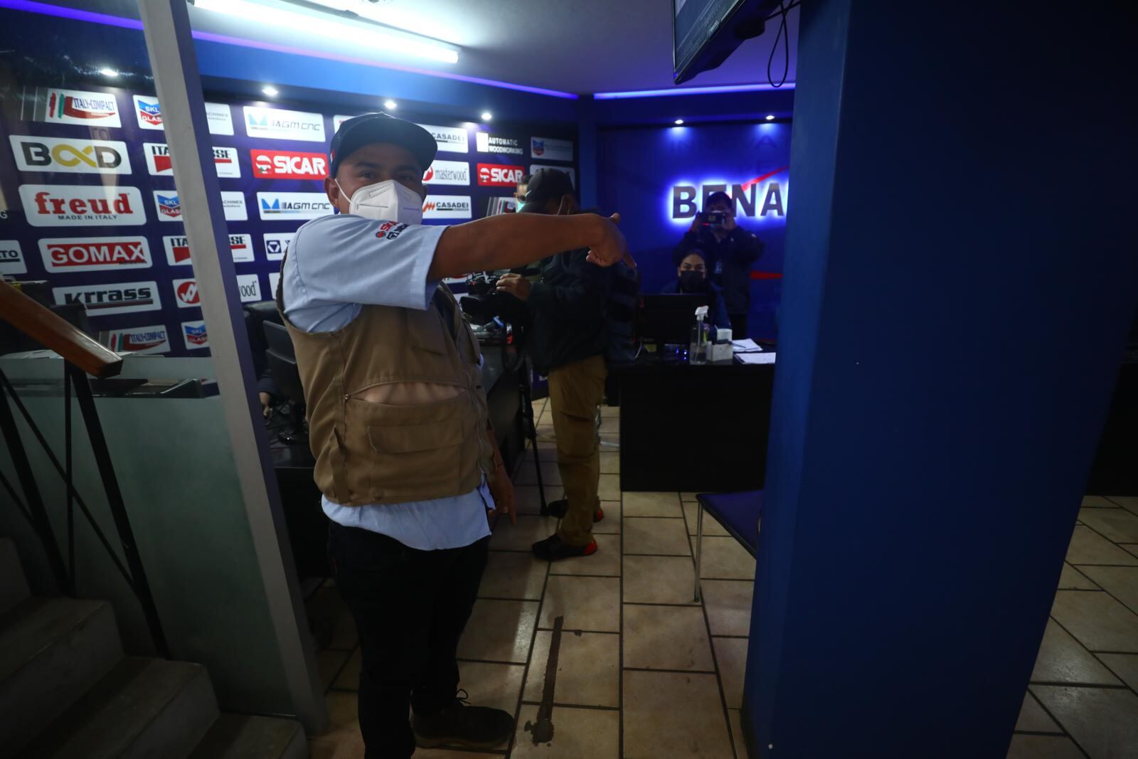 Administrador del local cuenta lo sucedido. | Foto: Gonzalo Córdova