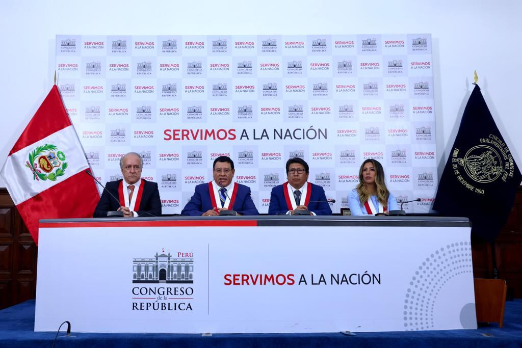 Pronunciamiento de la Mesa Directiva del Congreso dirigido por el Presidente del Congreso, Alejandro Soto Reyes. Con la participación de los congresistas y miembros de la Mesa Directiva, Hernando Guerra García, Waldemar Cerrón y Rosselli Amuruz.