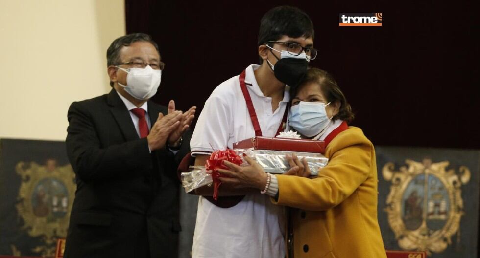 Jóvenes empatan en primer puesto del examen de admisión a la Universidad Nacional Mayor de San Marcos. Rindieron prueba al aire libre. (Trome / Jorge Cerdán)