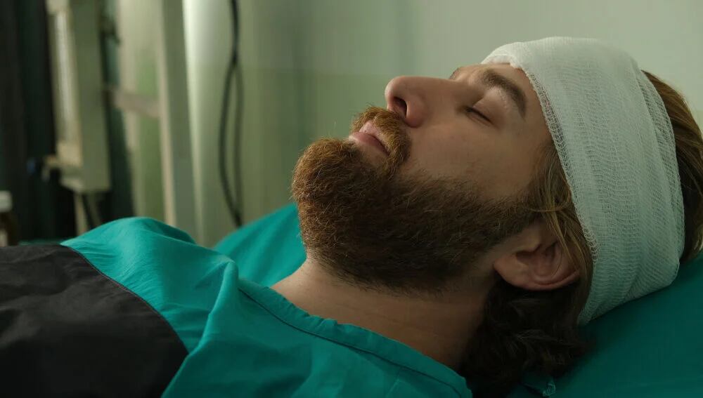Fikret en coma tras un accidente en la telenovela turca "Tierra amarga" (Foto: Tims & B Productions)