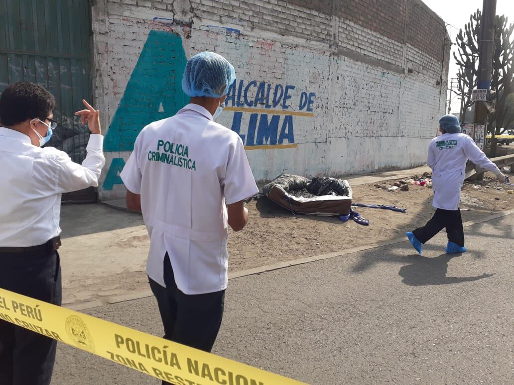 Un hombre, que sería extranjero de unos 25 a 30 años, fue torturado, estrangulado. (fotos: Mónica Rochabrum/Trome)
