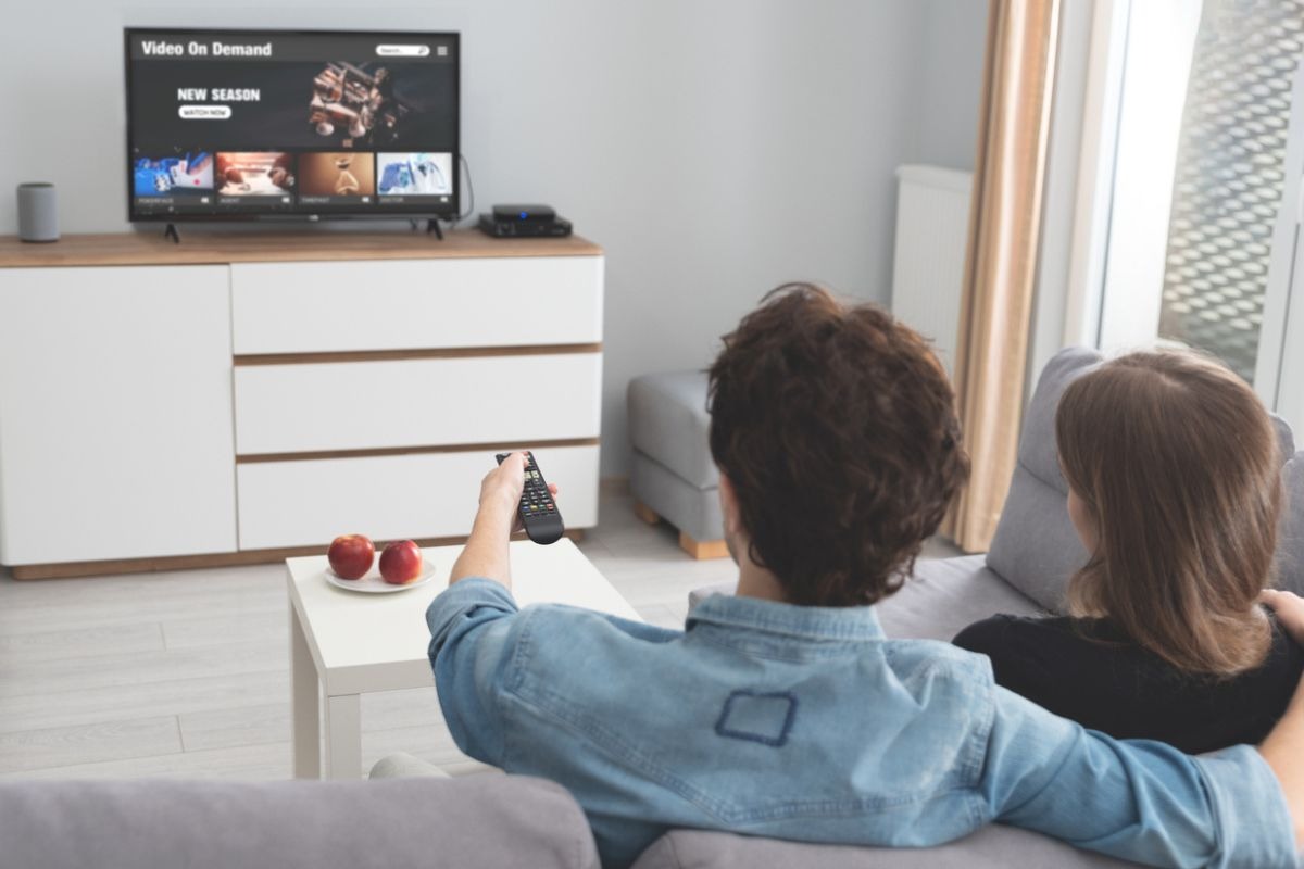 Conectar unos parlantes para obtener la mejor calidad de sonido posible es esencial. Foto: iStock.