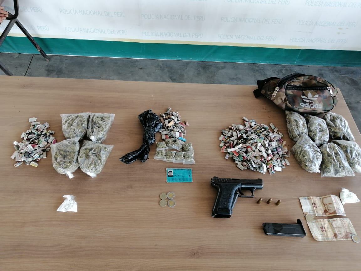 Edgar Gonzales Rimachi (43), ‘timón’ y Raúl Alexander Espinoza Laime (26), ‘Pumba’, fueron intervenidos con bolsitas de marihuana, ketes de pasta básica de cocaína y una pistola, con la que al parecer se dedicarían a cometer asaltos a mano armada.