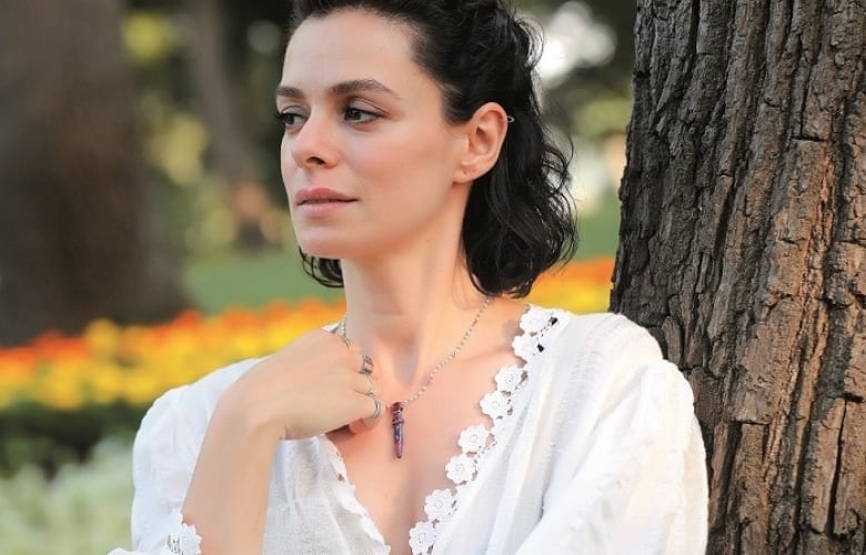 Özge Özpirinçci se hizo famosa a nivel internacional tras interpretar a Bahar en la exitosa serie “Mujer” (Foto: Özge Özpirinçci/Instagram)