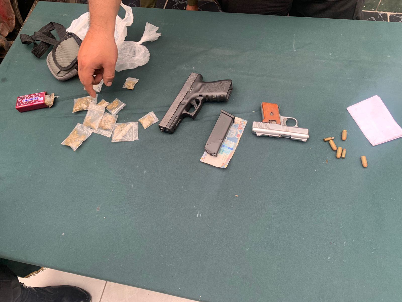 dos violentos delincuentes encañonaron en la cabeza a un niño de 11 años, que jugaba con su amiguito de 8, y le robaron su celular, en San Juan de Lurigancho. Los hampones fugaron en un mototaxi, pero a unas cuadras acabaron detenidos por varias brigadas de policías.