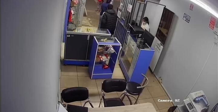 Dos peligrosos delincuentes armados asaltaron un agente bancario dentro de un consultorio jurídico.