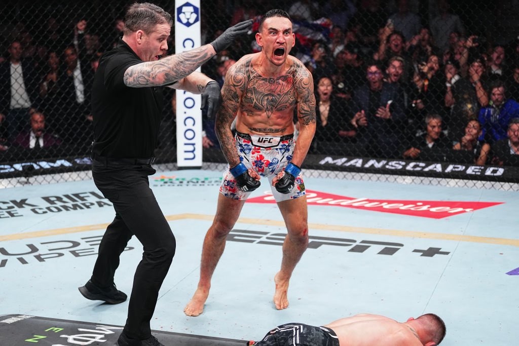 Para la historia. Max Holloway noqueó de brutal manera a Justin Gaethje. (UFC / Getty)