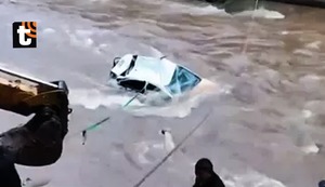 Tragedia en Huancavelica: bebé desaparece en el río tras caer con el auto en el que viajaba con su familia