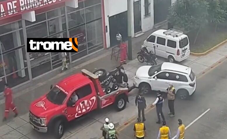 Auto se estaciona mal e impide salida de Bomberos para emergencia.