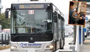 Metropolitano: ATU suspende a chofer que fue grabado mirando su celular mientras conducía por la Vía Expresa