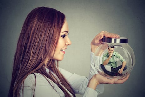 ¿Crees que tu pareja es posesiva? Psicóloga enumera seis conductas frecuentes en este tipo de personas