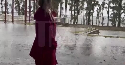 La mansión de Jackie quedó inundada (Foto: TMZ/ Youtube)