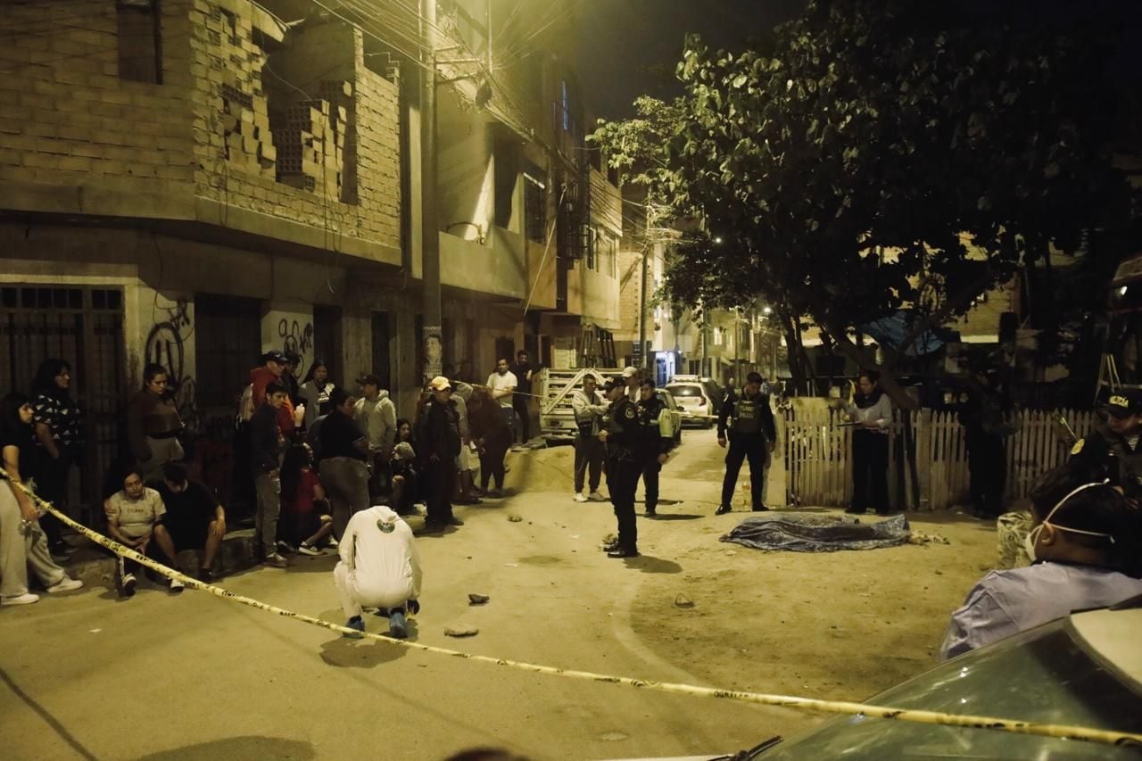 Sicarios asesinan a un hombre a pocos metros de su domicilio en San Juan de Lurigancho. Fotos: César.grados@photo.gec