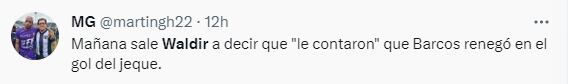 Hinchas dedicaron abrazo de Sabbag Y Barcos a Waldir Sáenz. Foto: Captura.