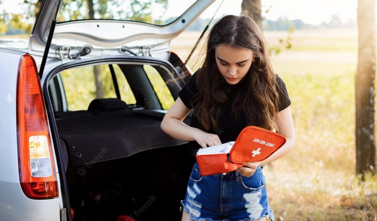 Si tendrías un viaje largo debes llevar un botiquín de primeros auxilios para estar alerta si se presenta algún accidente menor. Por otro lado, no olvidar algunos aperitivos, agua, mantas o cobijas para ir más cómodo. Foto: Freepik