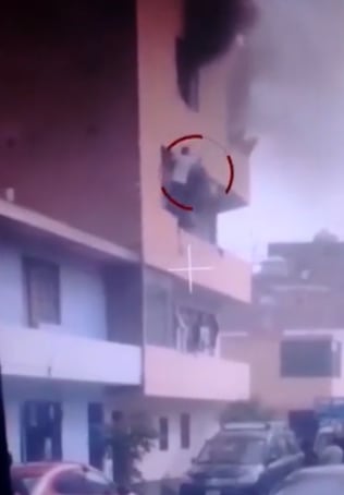 Niños se arrojan por la ventana en incendio en Chorrillos