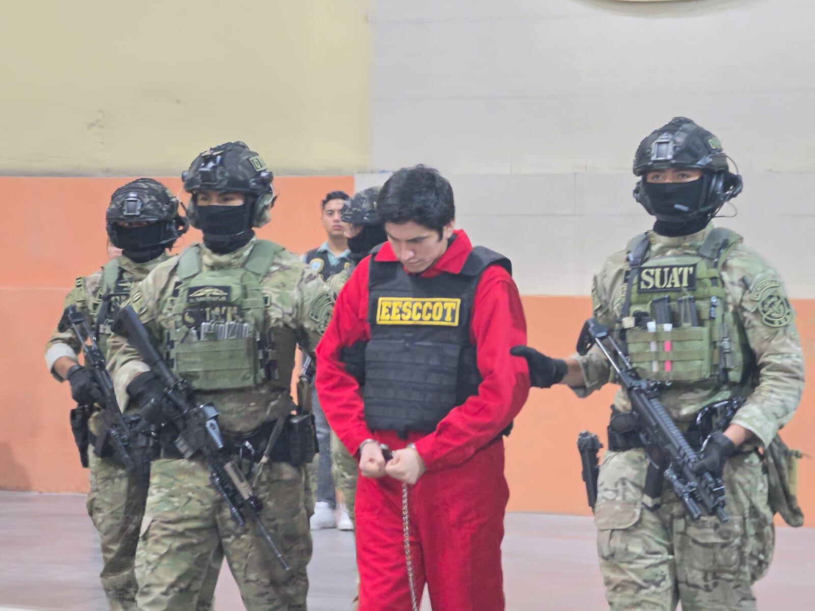 Johnsson Pulpo partió rumbo a la Base Naval enmarrocado de pies y manos. (Foto: Trome)
