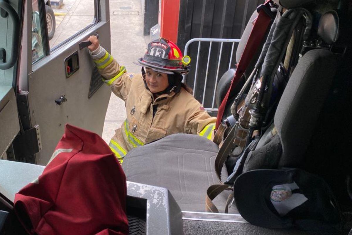 Brenda atenta a un llamado de emergencia.