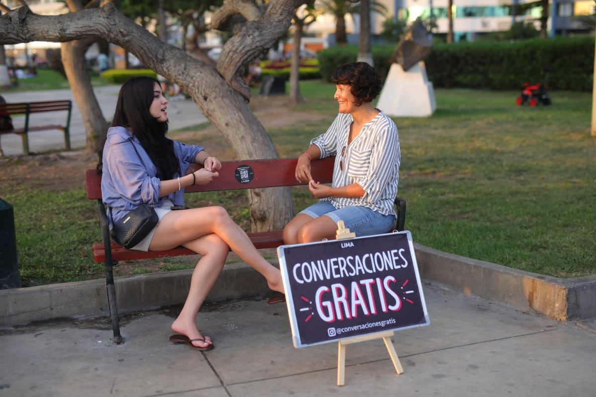 No juzgan, no aconsejan, solo escuchan, conoce la historia de Gisela y Eduardo, la pareja de esposos de 'Conversaciones Gratis' en Miraflores. Foto: Antonio Melgarejo.