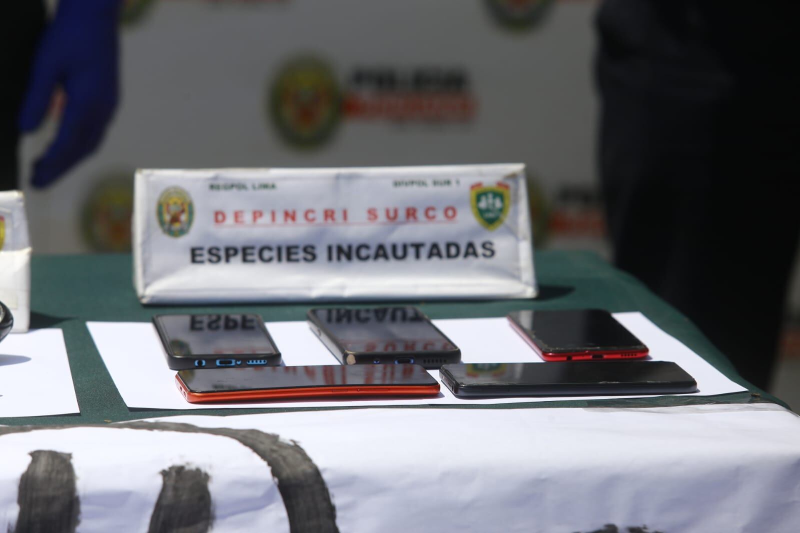 Hinchas de Universitario de Deportes fueron detenidos por intentar alterar el orden público. Foto: Jessica Vicente/ @photo.gec