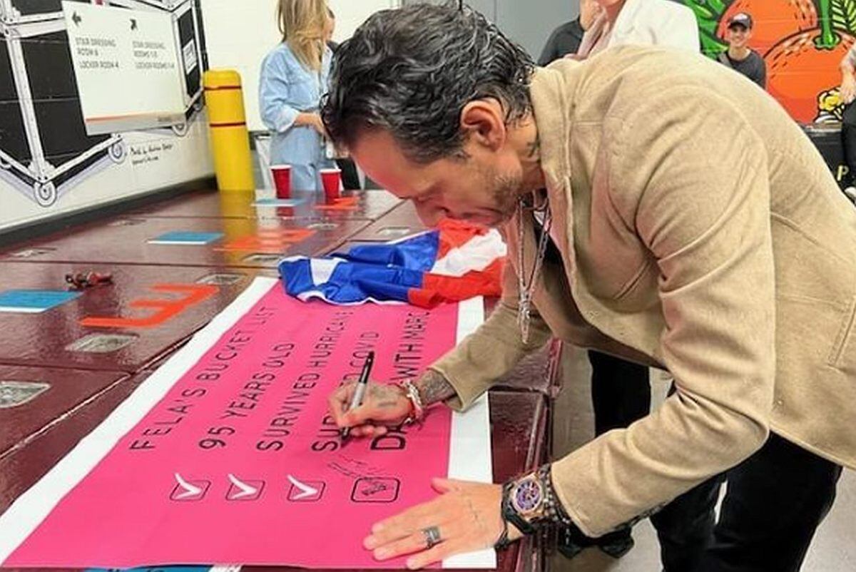 Marc Anthony no solo le cumplió el sueño a Felicia, sino que firmó el cartel que llamó su atención durante el concierto. (Foto: @lalindarealtororlando / Instagram)