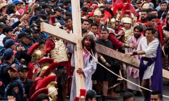 Representación del Vía Crucis en México (Foto: Reuters)