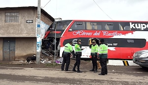 Puno: Bus se despista, choca con vivienda y muere chofer