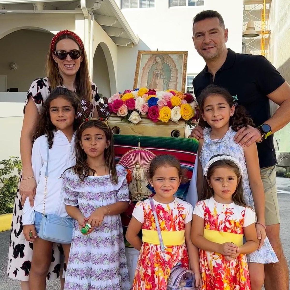 Jacky y Martín junto a sus cinco hijas (Foto: Jacky Bracamontes / Instagram)