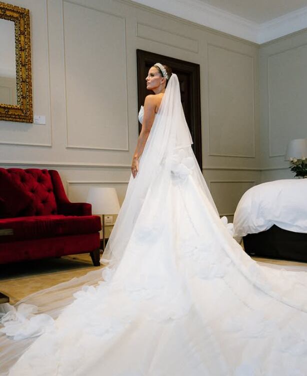 Alejandra Baigorria luciendo su velo de novia el día de su matrimonio con Said Palao.