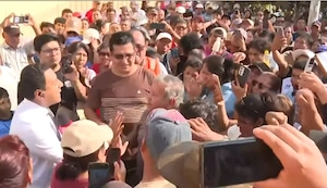 Electores se quedaron sin votar porque no se instalaron mesas en colegio de Lurín | VIDEO