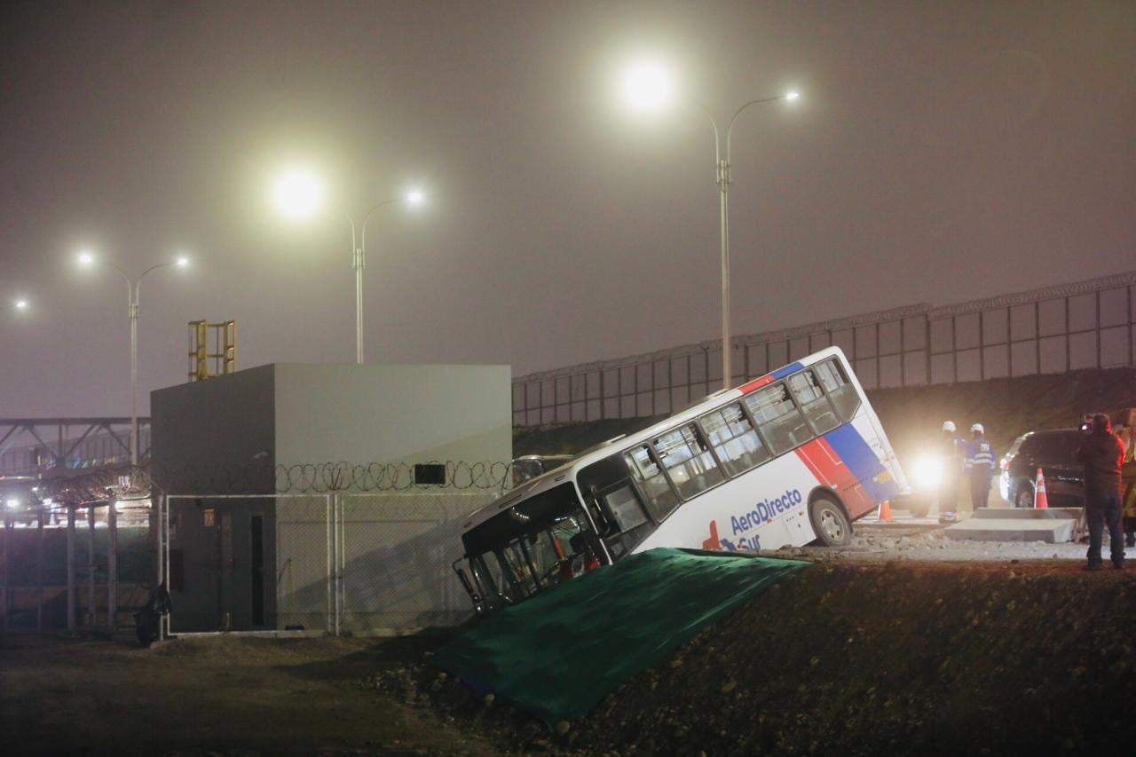 Bus de servicio de traslado al aeropuerto Jorge Chávez, de AeroDirecto Sur, se despista en el ingreso al terminal. (Foto: César Grados / @photo.gec)