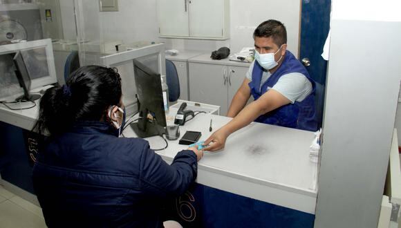 Mujer recoge su DNI en una oficina del Reniec (Foto: Reniec)