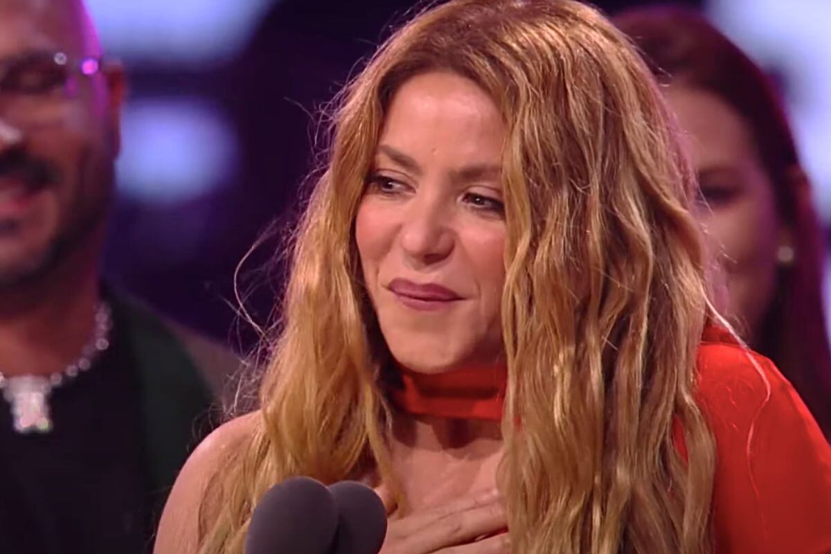 Tras separarse de Piqué, la colombiana Shakira fue relacionada sentimentalmente con el piloto Lewis Hamilton (Foto: Televisa Univision)