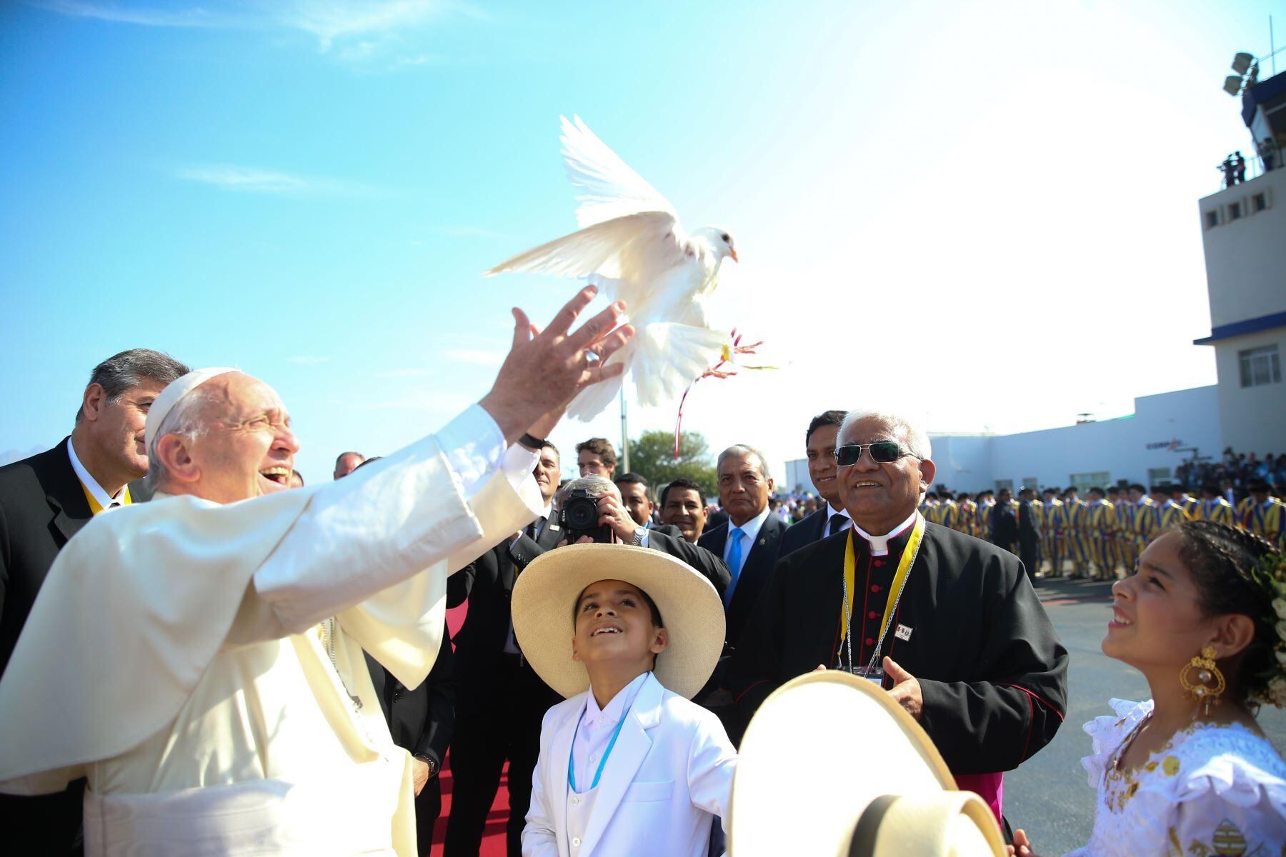 El Papa Francisco destacó la solidaridad y hermandad demostrada por los pobladores del norte del Perú ante los efectos devastadores causados por El Niño costero. (Foto: Andina)