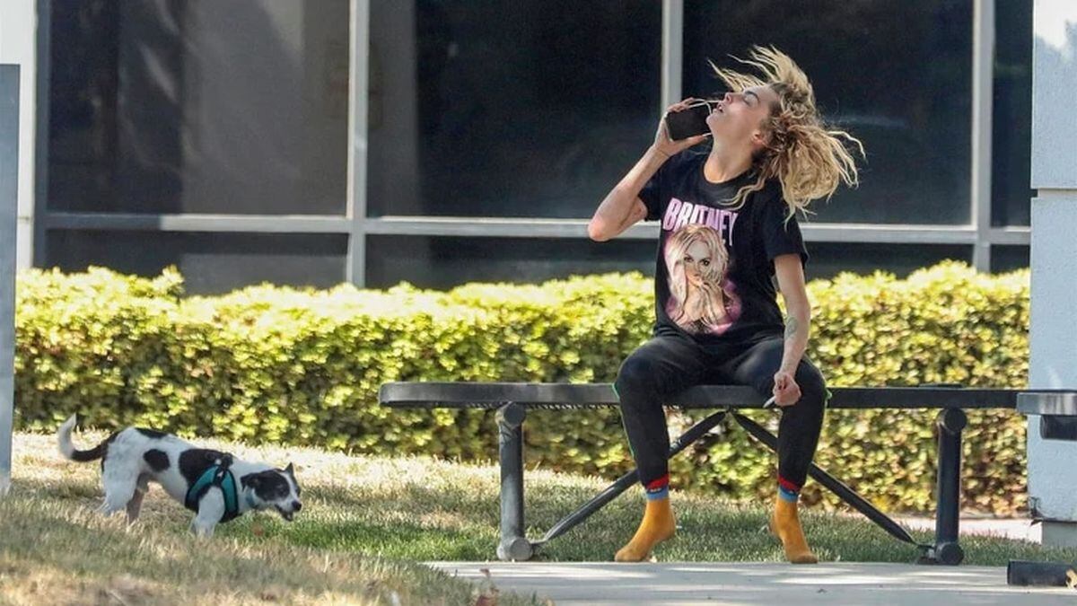 Al lado de su perro Alfie mientras no deja de fumar (Foto: Backgrid)