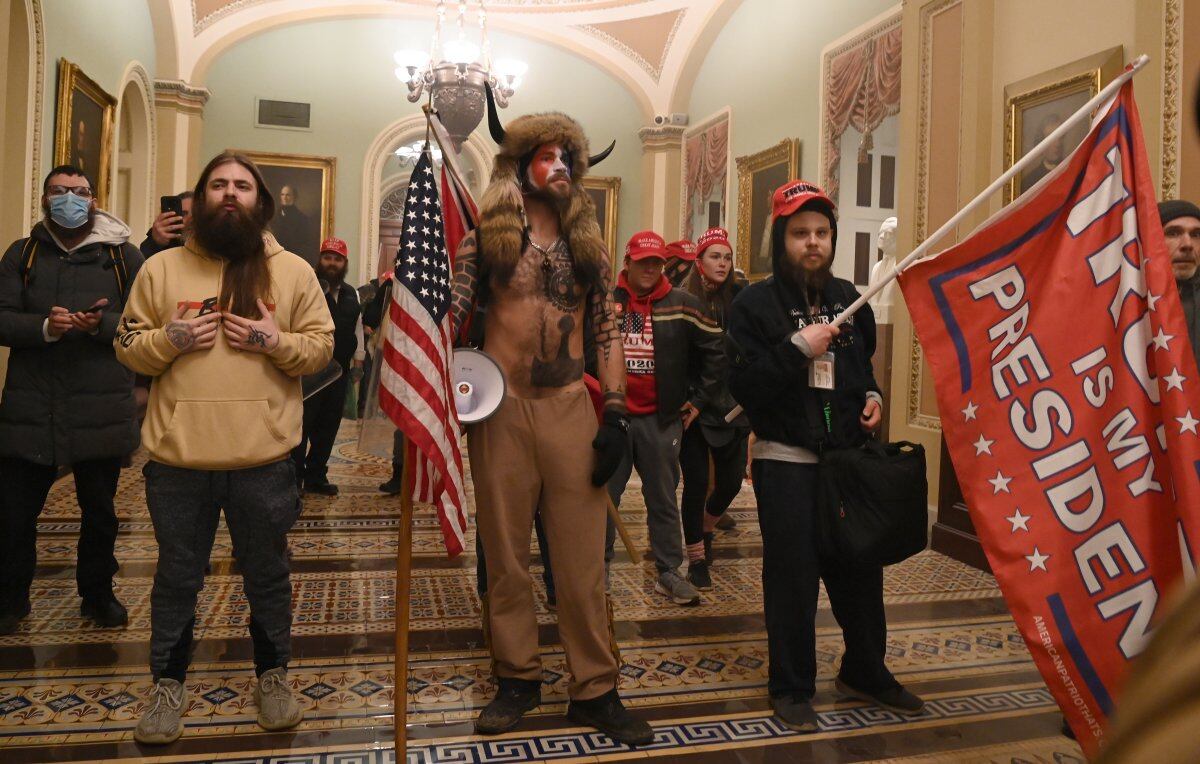 Jake Angeli es conocido en las redes sociales como “The Q Guy” o “The Q-Shaman”. (Foto: SAUL LOEB / AFP)