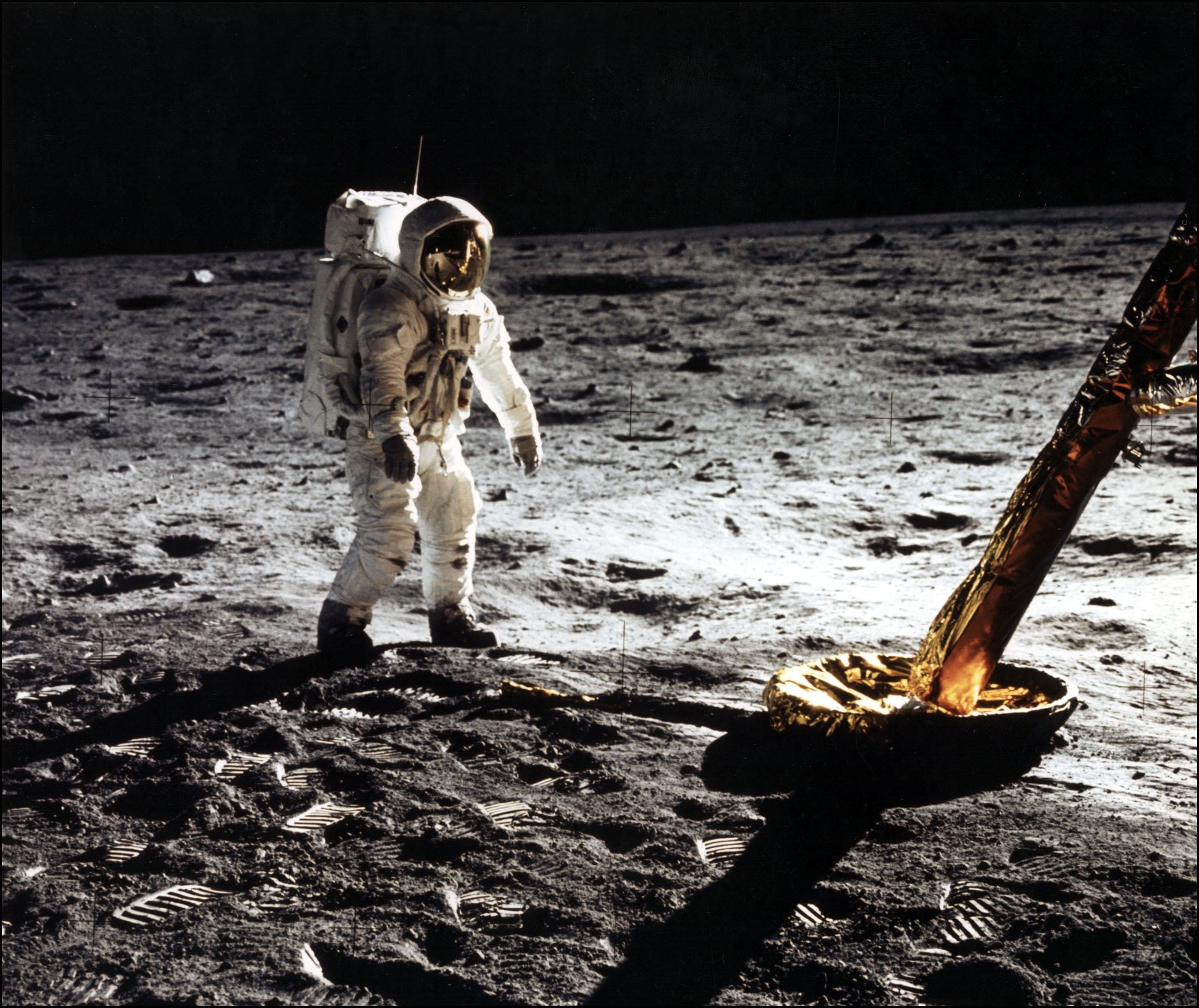 (ARCHIVOS) Esta foto tomada el 20 de julio de 1969 del astronauta Edwin "Buzz" E. Aldrin Jr., piloto del módulo lunar caminando sobre la superficie de la luna cerca de la pata del Módulo Lunar (ML) "Eagle" durante la actividad extravehicular del Apolo 11 (EVA). El astronauta Neil A. Armstrong tomó esta fotografía con una cámara de superficie lunar de 70 mm. AFP FOTO NASA (Foto de la NASA / AFP)