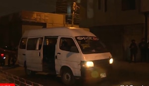 Ate: Delincuentes balean combi y dejan grave a conductor | VIDEO