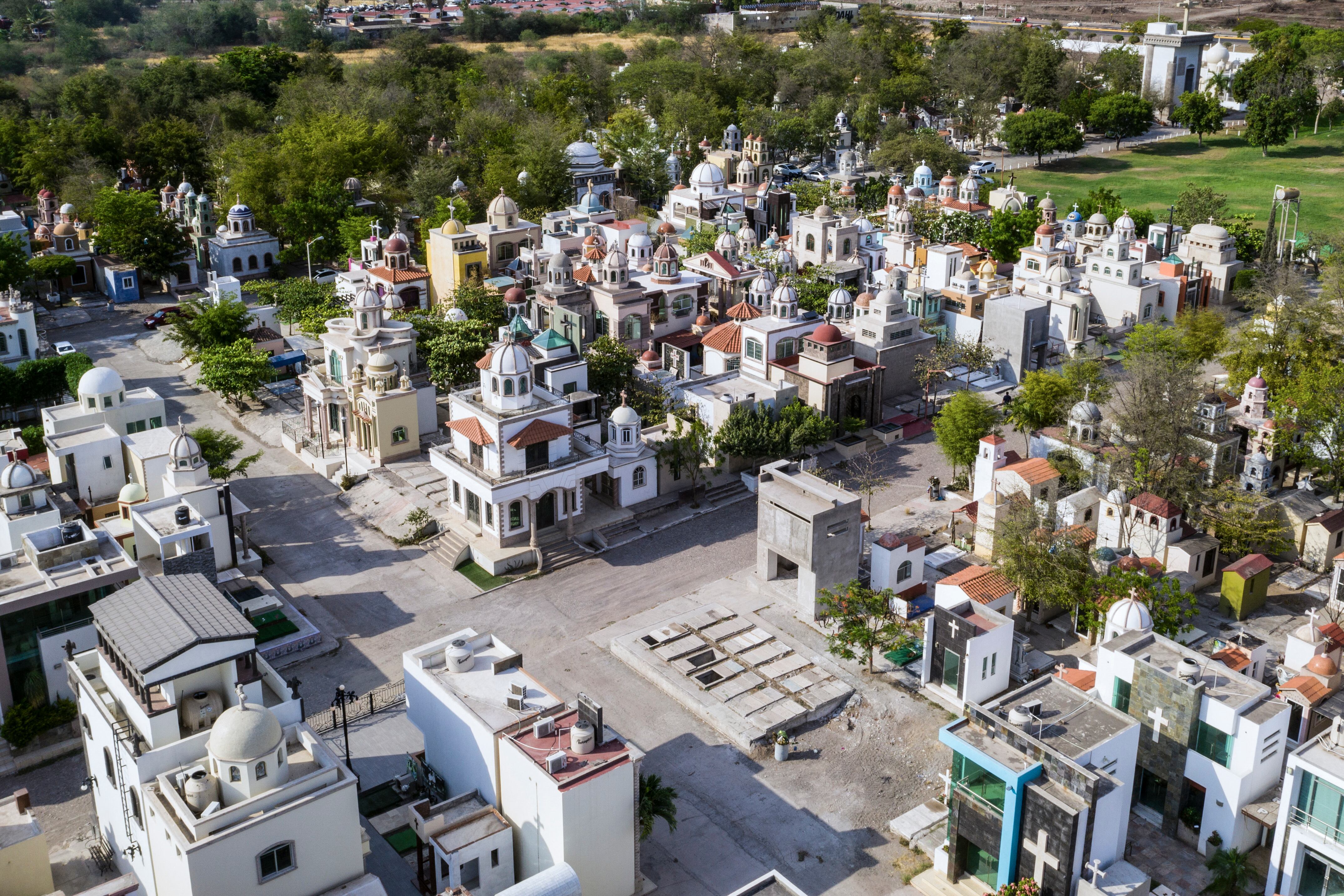 Vista del cementerio Jardines del Humaya, conocido por sus mausoleos, donde están enterrados los narcotraficantes, que cuentan con lujos y servicios como aire acondicionado y vidrios a prueba de balas en Culiacán, México, el 15 de julio de 2019. (Foto de Pedro PARDO / AFP)