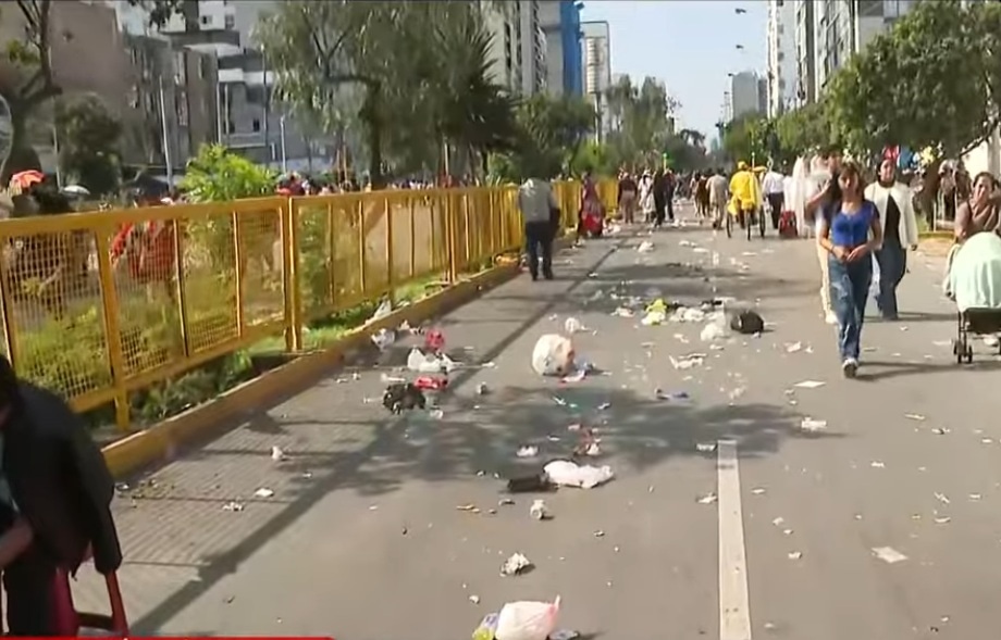 Lamentable panorama terminado el Desfile Militar. (Captura Latina)