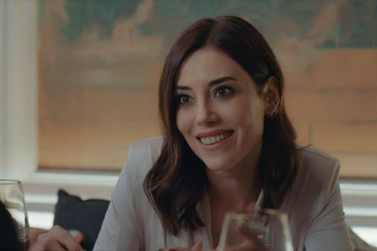 Turgay le pide matrimonio a Asya durante una cena romántica (Foto: Medyapım / MF Yapım)