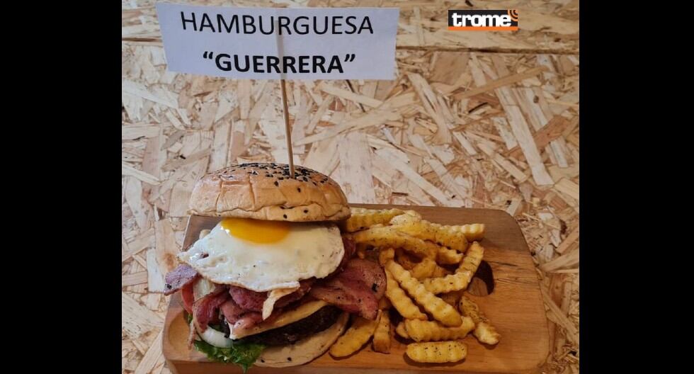 Deliciosos potajes para disfrutar por el partido Perú vs Uruguay. Restaurante 'La Cancha' con su 'Hamburguesa Guerrera'. (Trome / Isabel Medina)
