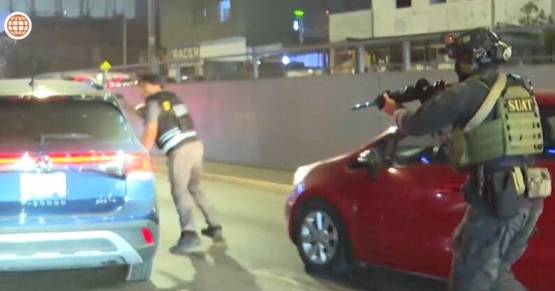 Policía rodeó el vehiculo de los delincuentes