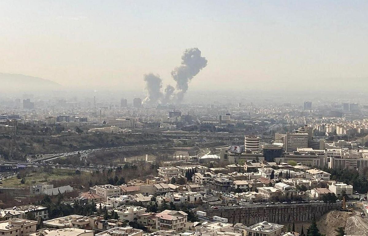 Una columna de humo emerge del centro de Teherán tras un ataque israelí este sábado. Irán anunció este sábado el cierre de su espacio aéreo después de que se escucharan varias explosiones en diversos puntos de Teherán y de que Israel informara de que ha lanzado un ataque preventivo contra el país persa. EFE/ Mehrnews